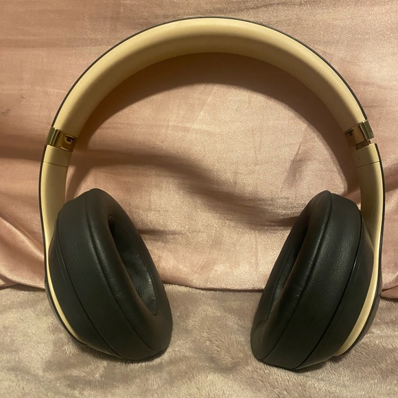 Beats Studio3 USED (good condition) - Picture 2 of 4